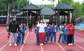 女球迷采访：爱C罗、爱皇马还超爱干饭，她是