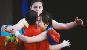 获胜真开心🛳️快船官方晒赢球海报：哈登、祖巴茨登上封面